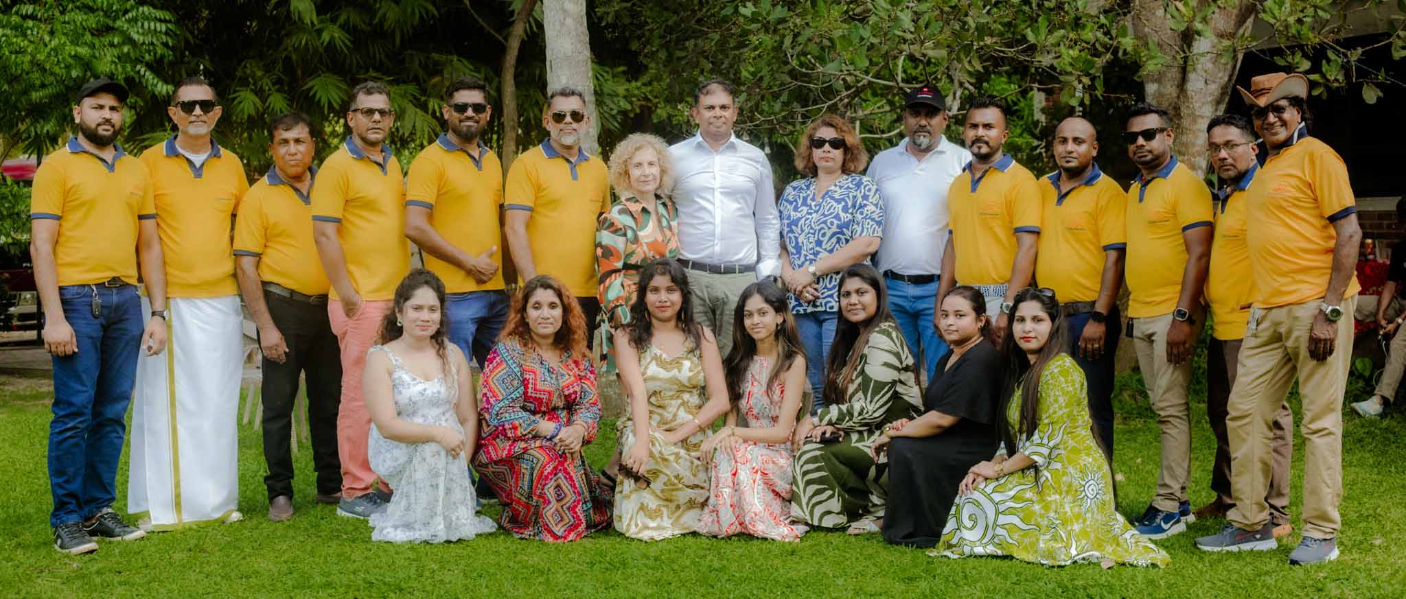 Gruppo di viaggiatori durante un'esperienza in Sri Lanka con guide locali